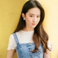 Đứng bên cạnh nam thần Dương Dương, vẻ đẹp thanh tao, sang trọng của Lưu Diệc Phi càng trở nên nổi bật.