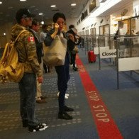 Tạ Đình Phong đưa Vương Phi đi Nhật du lịch, Bá Chi bận rộn chăm hai con