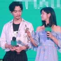 Một năm sau ngày cưới, "Dương Quá - Tiểu Long Nữ" mới chịu đứng chung sân khấu một cách tình tứ