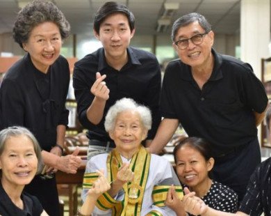 Cụ bà 91 tuổi tốt nghiệp đại học ở Thái Lan