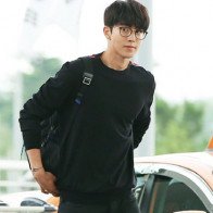 "Thủy thần" Nam Joo Hyuk đẹp trai ngời ngời "catwalk" ngay tại sân bay