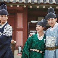 Bỏ quên Kim Yoo Jung, Jin Young đánh lẻ "hẹn hò riêng" với "thế tử" Park Bo Gum