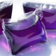 Nguy hiểm tiềm ẩn từ những viên nước giặt tiện lợi