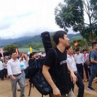 Siwon vui vẻ cười đùa với các em học sinh tại Kon Tum