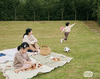 Cặp sinh đôi cùng mẹ Lee Young Ae chụp hình quảng cáo cuộc sống thân thiện với môi trường