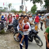 Hàng trăm phụ huynh kéo đến ủy ban xã phản đối sáp nhập trường