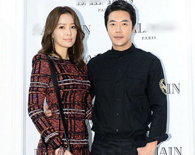 Vợ chồng Kwon Sang Woo tình tứ như mới cưới sánh đôi tại sự kiện