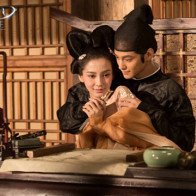 Đây đích thị là tạo hình cổ trang kỳ quặc nhất trong sự nghiệp của Angela Baby!