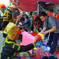 Rực rỡ sắc màu chợ phiên vùng cao Mẫu Sơn dịp lễ 2.9