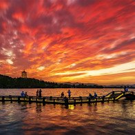 Vi vu một vòng châu Á, ngắm hoàng hôn đẹp nao lòng