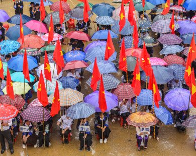 Học sinh vùng lũ Mù Cang Chải đội mưa đón khai giảng