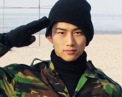 Từ bỏ quốc tịch Mỹ, Taecyeon lặng lẽ nhập ngũ đúng kỷ niệm 9 năm của 2PM