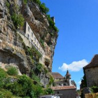 Vẻ đẹp ngoạn mục của ngôi làng cổ nằm cheo leo trên vách núi đá