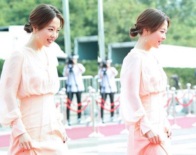 Xót xa phát hiện Park Bo Young mặc váy dài che chân băng bó đi dự lễ trao giải