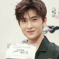 Soái ca Hoa ngữ khi diện áo sơ mi đen: người lịch lãm, người điển trai đến "mê mệt"