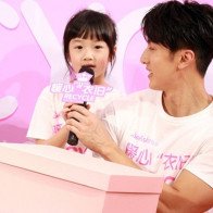 Có ai đáng yêu giống Neinei, "bán" bố Ngô Tôn cho người hâm mộ