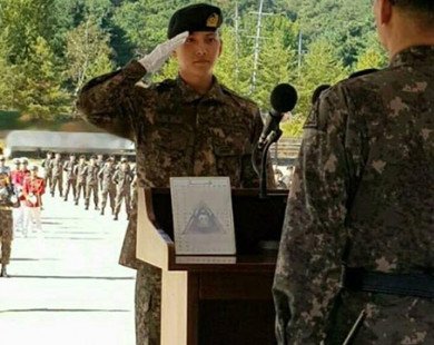 Ji Chang Wook vinh dự nhận bằng khen với thành tích cao nhất sau 5 tuần huấn luyện quân sự
