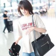 Mặt mộc ở sân bay, Trịnh Sảng hoảng hốt né tránh vì bị các tay săn ảnh đeo bám