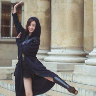 Triệu Lệ Dĩnh nhí nhảnh trên đường phố Paris vẫn cực kỳ xinh đẹp