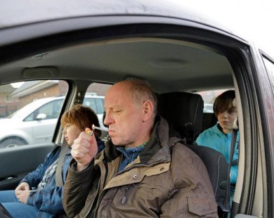 Phì phèo thuốc lá trong xe hơi gây hại như thế nào?