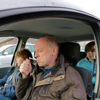 Phì phèo thuốc lá trong xe hơi gây hại như thế nào?