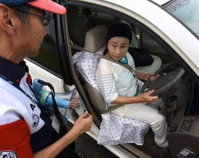 Nhật Bản 'nhức đầu' vì các cụ ông, cụ bà lái xe