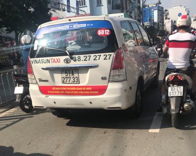 Taxi dán khẩu hiệu phản đối Grab, Uber đã vi phạm Luật Cạnh tranh?