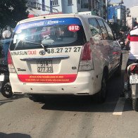 Taxi dán khẩu hiệu phản đối Grab, Uber đã vi phạm Luật Cạnh tranh?