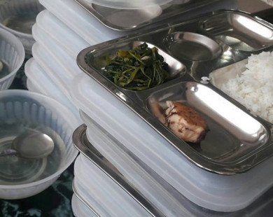 Trường nấu suất ăn 19.000 đồng chỉ có miếng cá nhỏ cho trẻ bị nhắc nhở