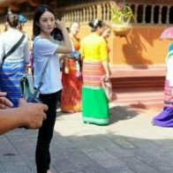 Triệu Lệ Dĩnh xinh đẹp như cô nữ sinh bất chấp fan chụp lén