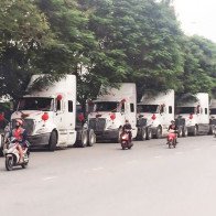 Dàn xe đầu kéo trị giá hàng chục tỷ đồng xếp hàng trong đám ăn hỏi ở Hải Phòng