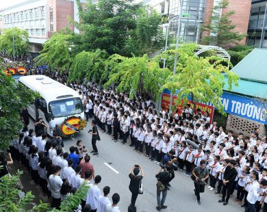 Hàng nghìn học sinh tiễn đưa thầy Văn Như Cương về nơi an nghỉ