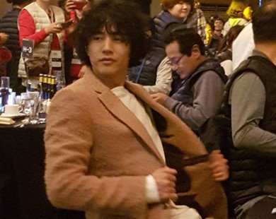 2 năm sau đám cưới tài tử Won Bin chính thức xuất hiện: Đẹp như một vị thần, nhưng tóc anh sao thế này?