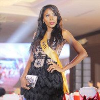 Thí sinh Miss Grand International 2017 bật khóc khi được NTK Việt Nam giúp đỡ