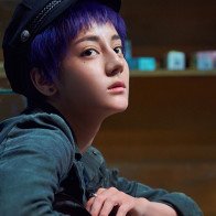 Tóc tém tím than vẫn hút hồn, dường như chẳng tạo hình nào dìm được Địch Lệ Nhiệt Ba?