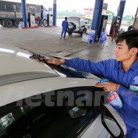 Bất ngờ cây xăng truyền thống lau rửa xe và tặng nước uống cho khách