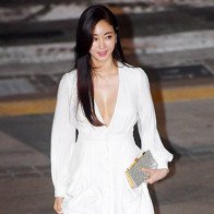 Lấp ló ngực trần, hoa hậu Hàn lập tức lên Top 1 tìm kiếm