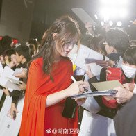 Đẳng cấp Triệu Vy: xuất hiện lộng lẫy tại LHP quốc tế lập tức đẩy Nhiệt Ba khỏi top đầu weibo