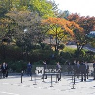 Ngay lúc này tại địa điểm tổ chức đám cưới "Song - Song": Cảnh vệ thắt chặt an ninh, phóng viên vây kín sẵn sàng tác nghiệp