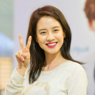 Fan Việt tập trung đông với băng rôn, chờ "mợ ngố" Song Ji Hyo xuất hiện tại sân bay Tân Sơn Nhất