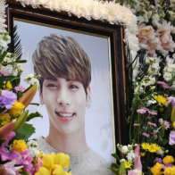 Thi hài của Jonghyun đã được đặt vào quan tài, 9 giờ tối nay tang lễ sẽ chính thức diễn ra