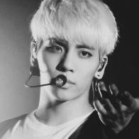 Màn hình nhắc thông báo về màn comeback đầu năm 2018 nhưng Jonghyun lờ đi vì biết sẽ không thể trở lại