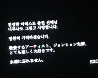 Fan lặng người trước lời nhắn nhủ tới Jonghyun trên màn hình lớn trong concert của EXO
