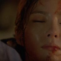 Mải ngủ bên phu quân, Shin Se Kyung bị vợ cũ của Kim Rae Won thiêu sống