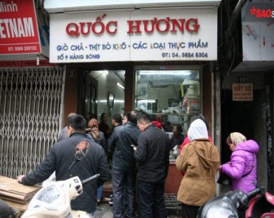 28 Tết, người Hà Nội vẫn xếp hàng dài để mua bánh chưng, giò chả tại cửa hàng này!