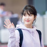 Chỉ nhờ món thời trang này mà IU lúc nào trông cũng trẻ như học sinh trung học