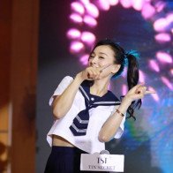 "Vi quý phi" Trương Đình gây sốc khi hóa thân thành nữ sinh ở tuổi U50