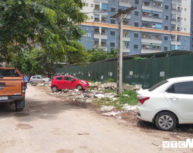 Ảnh: Giải tỏa bãi đỗ xe ở Hà Nội, dân đành để xe trên bãi rác