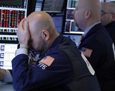 Dow Jones mất gần 300 điểm do “bóng ma” chiến tranh thương mại