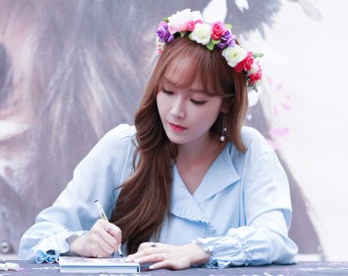Xinh đẹp ngọt ngào trong buổi ký tặng fan, Jessica nhận được nhiều lời khen ngợi bởi sự vui vẻ, thân thiện của mình.